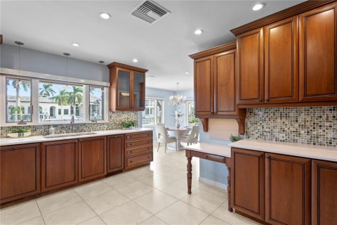 Villa ou maison à vendre à Tampa, Floride: 5 chambres, 412.76 m2 № 2431107 - photo 11