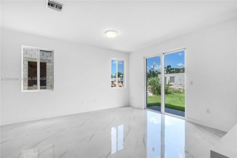 Townhouse in Miami, Florida 5 bedrooms № 2069632 - photo 4