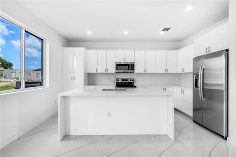 Townhouse in Miami, Florida 5 bedrooms № 2069632 - photo 9