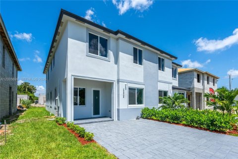 Townhouse in Miami, Florida 5 bedrooms № 2069632 - photo 3