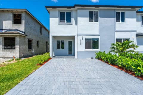 Townhouse in Miami, Florida 5 bedrooms № 2069632 - photo 2