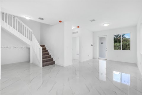 Townhouse in Miami, Florida 5 bedrooms № 2069632 - photo 7