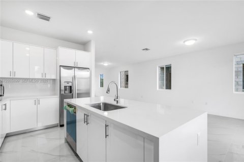 Townhouse in Miami, Florida 5 bedrooms № 2069632 - photo 6