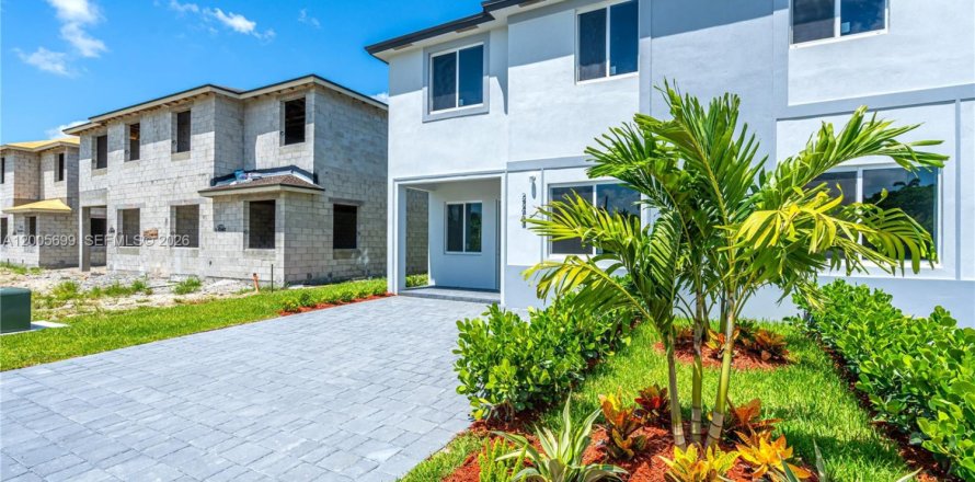 Townhouse in Miami, Florida 5 bedrooms № 2069632