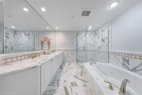 Condominio en venta en Bal Harbour, Florida, 4 dormitorios, 271.09 m2 № 1748020 - foto 13