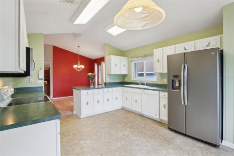 House in Clermont, Florida 3 bedrooms, 146.04 sq.m. № 1615885 - photo 18