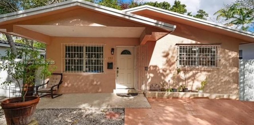 House in Miami, Florida 4 bedrooms, 147.71 sq.m. № 1865270