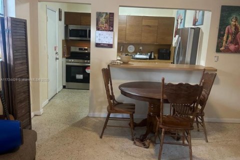 House in Miami, Florida 4 bedrooms, 147.71 sq.m. № 1865270 - photo 26