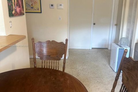 House in Miami, Florida 4 bedrooms, 147.71 sq.m. № 1865270 - photo 7