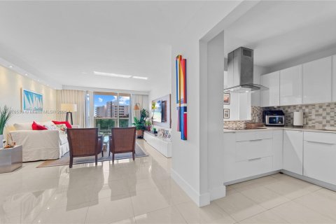 Condominio en venta en Sunny Isles Beach, Florida, 2 dormitorios, 126.07 m2 № 1927230 - foto 19