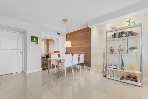 Condominio en venta en Sunny Isles Beach, Florida, 2 dormitorios, 126.07 m2 № 1927230 - foto 12