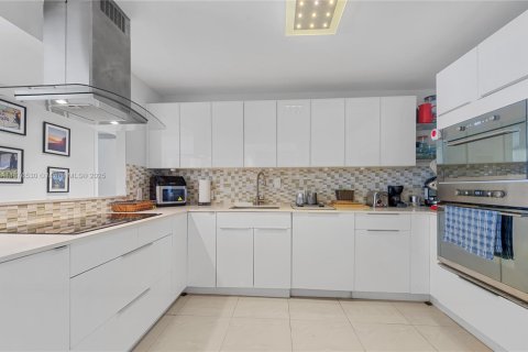 Condominio en venta en Sunny Isles Beach, Florida, 2 dormitorios, 126.07 m2 № 1927230 - foto 16