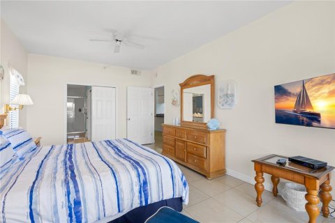 Condo in Madeira Beach, Florida, 2 bedrooms  № 2321593 - photo 12