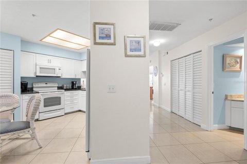 Condo in Madeira Beach, Florida, 2 bedrooms  № 2321593 - photo 3