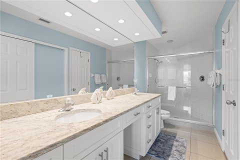 Condo in Madeira Beach, Florida, 2 bedrooms  № 2321593 - photo 16