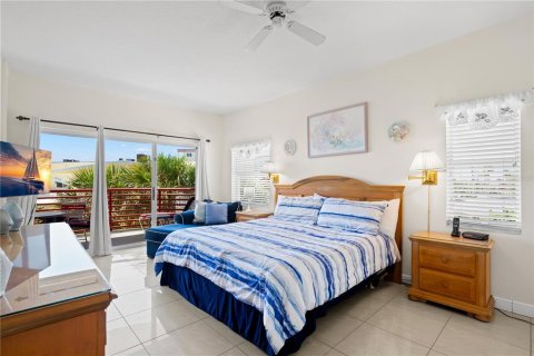Condo in Madeira Beach, Florida, 2 bedrooms  № 2321593 - photo 15