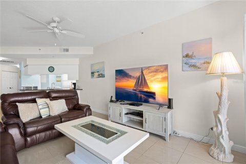 Condo in Madeira Beach, Florida, 2 bedrooms  № 2321593 - photo 27
