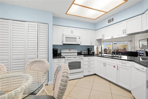 Condo in Madeira Beach, Florida, 2 bedrooms  № 2321593 - photo 7