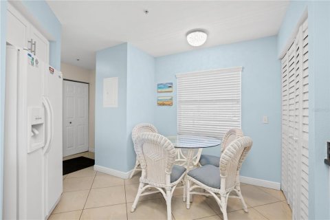 Condo in Madeira Beach, Florida, 2 bedrooms  № 2321593 - photo 9