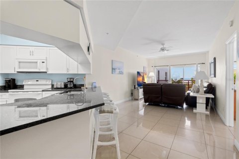Condo in Madeira Beach, Florida, 2 bedrooms  № 2321593 - photo 10