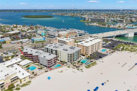 Condo in Madeira Beach, Florida, 2 bedrooms  № 2321593