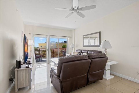 Condo in Madeira Beach, Florida, 2 bedrooms  № 2321593 - photo 26