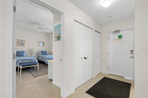 Condo in Madeira Beach, Florida, 2 bedrooms  № 2321593 - photo 11