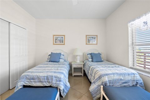 Condo in Madeira Beach, Florida, 2 bedrooms  № 2321593 - photo 18