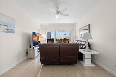 Condo in Madeira Beach, Florida, 2 bedrooms  № 2321593 - photo 24