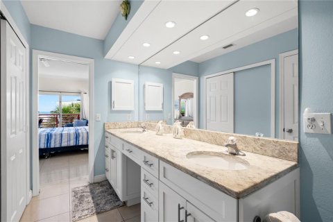 Condo in Madeira Beach, Florida, 2 bedrooms  № 2321593 - photo 17