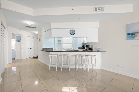 Condo in Madeira Beach, Florida, 2 bedrooms  № 2321593 - photo 4