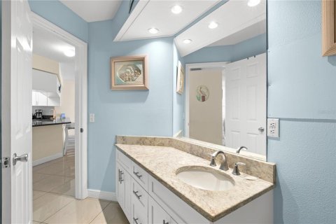 Condo in Madeira Beach, Florida, 2 bedrooms  № 2321593 - photo 22
