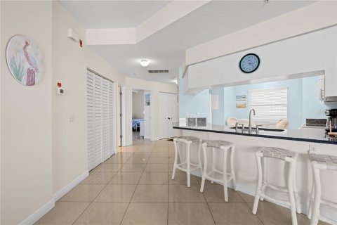 Condo in Madeira Beach, Florida, 2 bedrooms  № 2321593 - photo 5