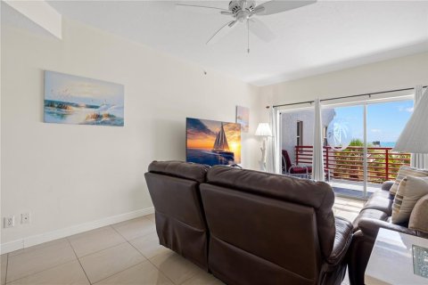 Condo in Madeira Beach, Florida, 2 bedrooms  № 2321593 - photo 25