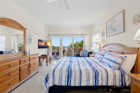 Condo in Madeira Beach, Florida, 2 bedrooms  № 2321593 - photo 14