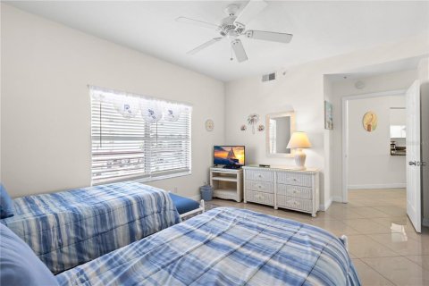 Condo in Madeira Beach, Florida, 2 bedrooms  № 2321593 - photo 20