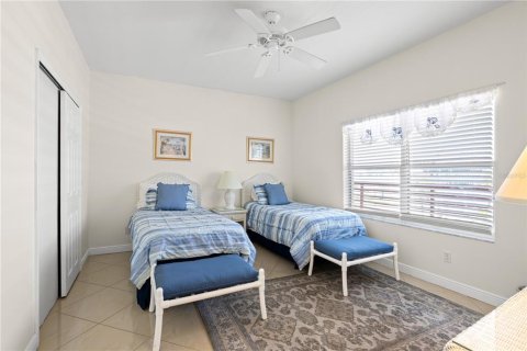 Condo in Madeira Beach, Florida, 2 bedrooms  № 2321593 - photo 19