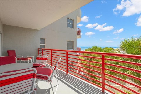 Condo in Madeira Beach, Florida, 2 bedrooms  № 2321593 - photo 30