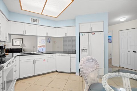 Condo in Madeira Beach, Florida, 2 bedrooms  № 2321593 - photo 8