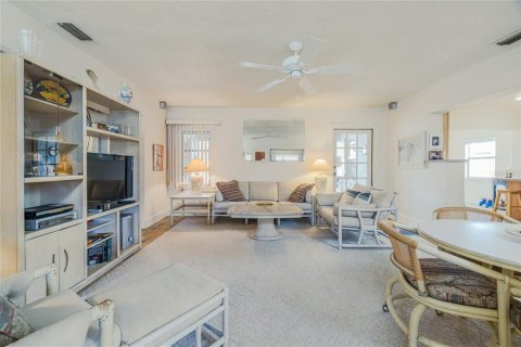 House in New Smyrna Beach, Florida 3 bedrooms, 118.64 sq.m. № 1548606 - photo 9