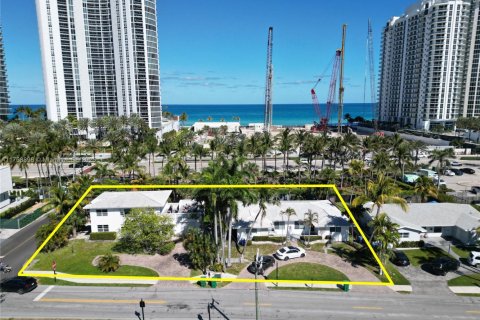 Propiedad comercial en venta en Sunny Isles Beach, Florida, 206.24 m2 № 1978619 - foto 1