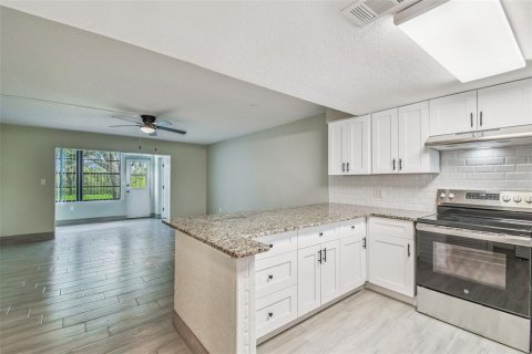 Condo in New Port Richey, Florida, 2 bedrooms  № 1855893 - photo 7