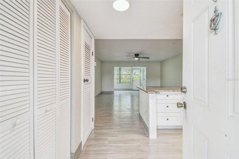 Condo in New Port Richey, Florida, 2 bedrooms  № 1855893 - photo 2