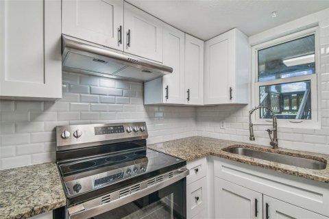 Condo in New Port Richey, Florida, 2 bedrooms  № 1855893 - photo 8