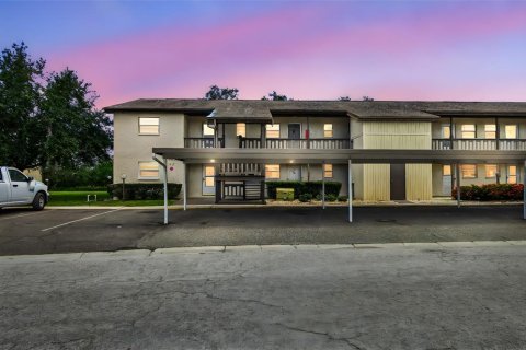 Condo in New Port Richey, Florida, 2 bedrooms  № 1855893 - photo 1
