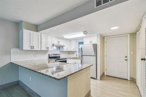 Condo in New Port Richey, Florida, 2 bedrooms  № 1855893 - photo 5