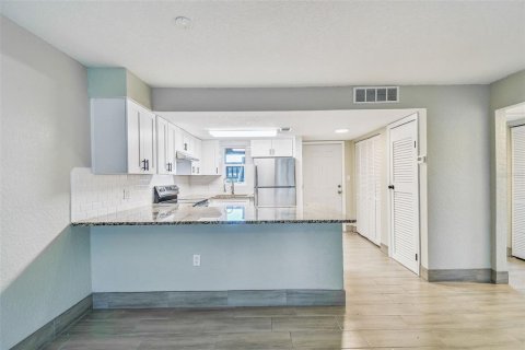 Condo in New Port Richey, Florida, 2 bedrooms  № 1855893 - photo 4