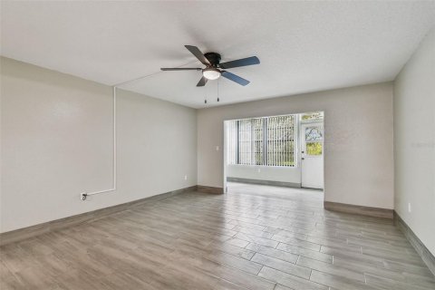 Condo in New Port Richey, Florida, 2 bedrooms  № 1855893 - photo 11