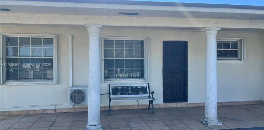 Commercial property in Miami, Florida 3 bedrooms, 163.97 sq.m. № 1994518