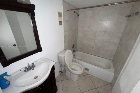 Copropriété à louer à Miramar, Floride: 2 chambres, 77.29 m2 № 2432557 - photo 9